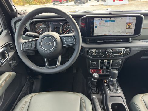 Used 2025 Jeep Gladiator Mojave image 11