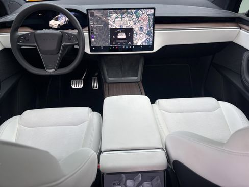 Used 2024 Tesla Model X image 8