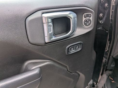 Used 2025 Jeep Wrangler Sport S image 13