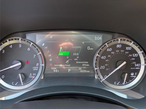 Used 2022 Toyota Highlander XLE AWD/4WD image 32