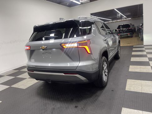 Used 2025 Chevrolet Equinox LT w/ Convenience Package II image 5