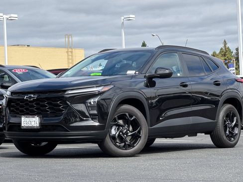 Used 2026 Chevrolet Trax LT w/ Midnight Edition FWD image 9