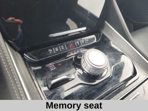 Used 2024 Jeep Wagoneer L Series II w/ Flexible Seating Group AWD/4WD image 8