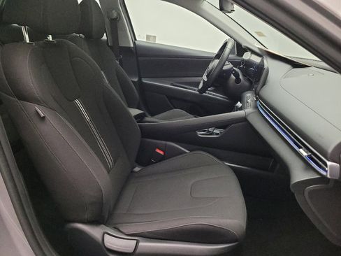 Used 2025 Hyundai Elantra SEL image 21