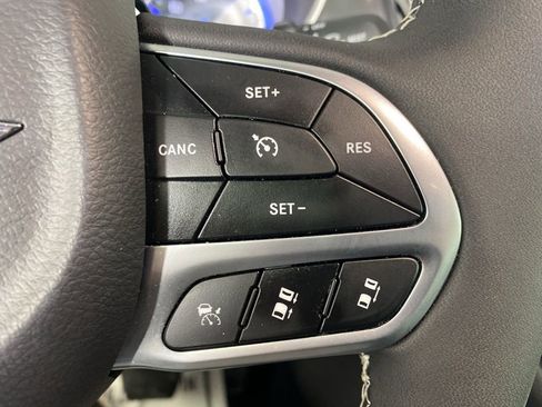 Used 2026 Chrysler Pacifica Select FWD image 8