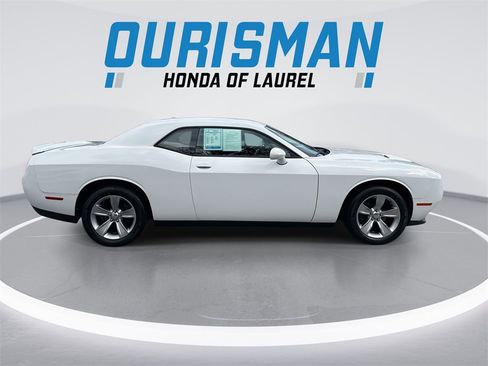 Used 2019 Dodge Challenger SXT image 9