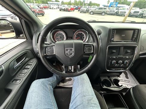 Used 2018 Dodge Grand Caravan SE FWD image 27
