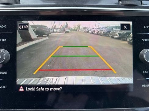 Used 2023 Volkswagen Tiguan SE w/ Panoramic Sunroof Package image 17