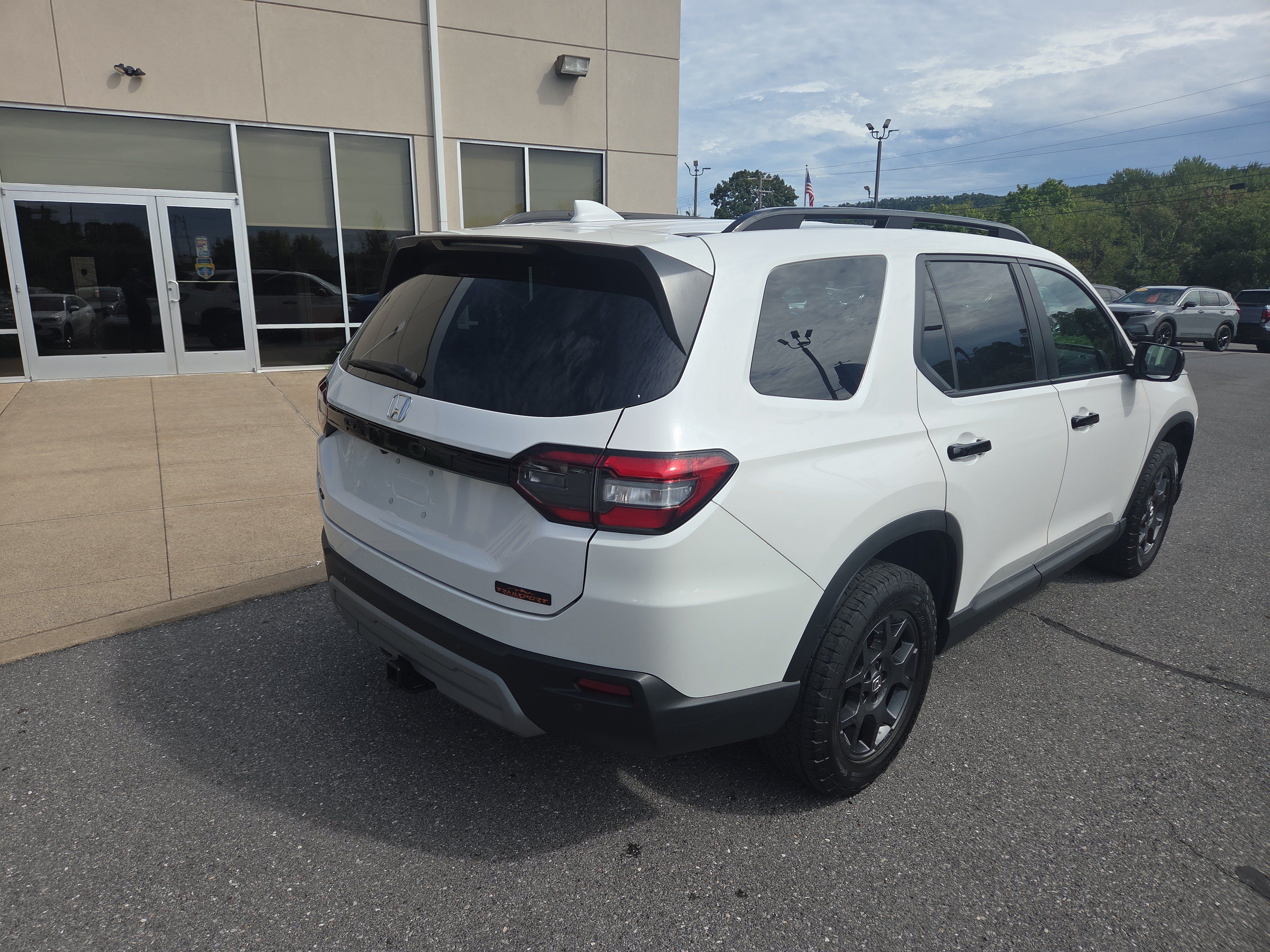 Used 2024 Honda Pilot TrailSport image 3