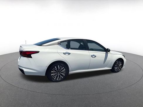 Used 2025 Nissan Altima 2.5 SV FWD image 11