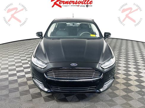 Used 2016 Ford Fusion SE image 2