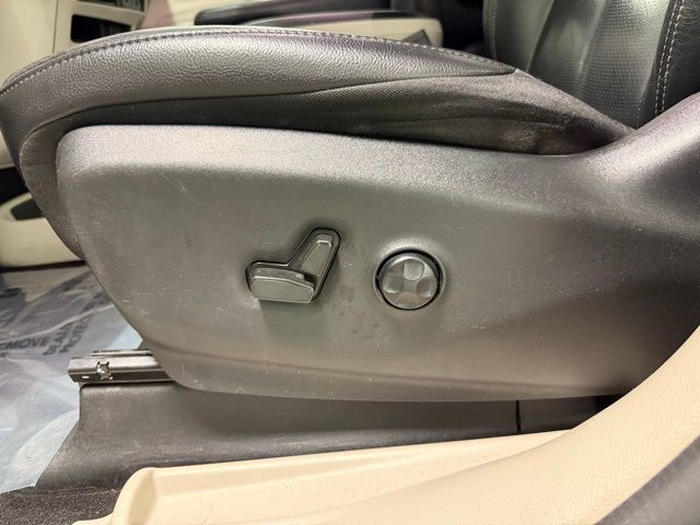 Used 2022 Chrysler Pacifica Touring-L FWD image 14