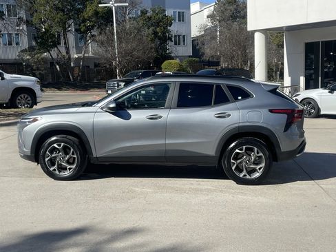 Used 2025 Chevrolet Trax LT image 3