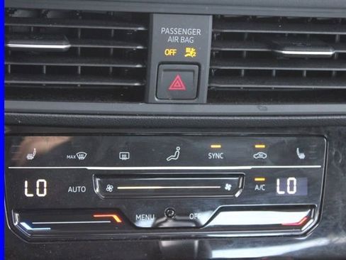 Used 2025 Volkswagen Jetta SE w/ Sunroof Package image 36