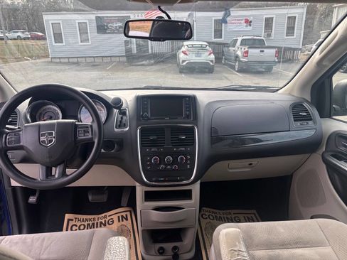 Used 2018 Dodge Grand Caravan SE w/ UConnect Hands-Free Group image 11