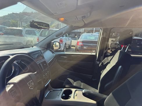 Used 2016 Dodge Grand Caravan SXT image 22