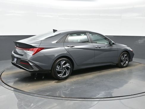 Certified 2025 Hyundai Elantra SEL image 6