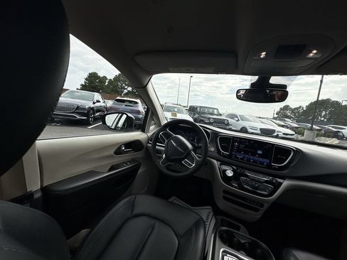Used 2024 Chrysler Pacifica Touring-L FWD image 15