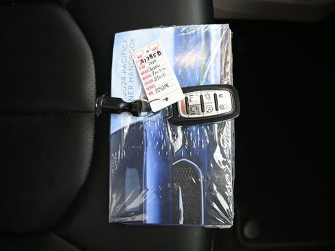 Used 2024 Chrysler Pacifica Touring-L image 12
