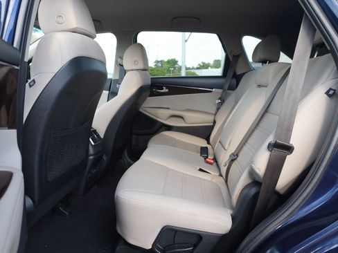 Used 2018 Kia Sorento FWD image 11