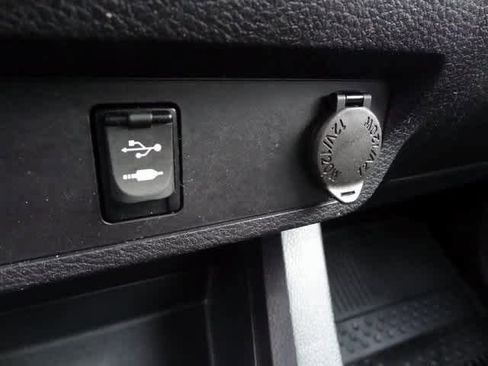 Used 2016 Toyota Tacoma SR5 w/ SR5 Appearance Package (SN) image 17