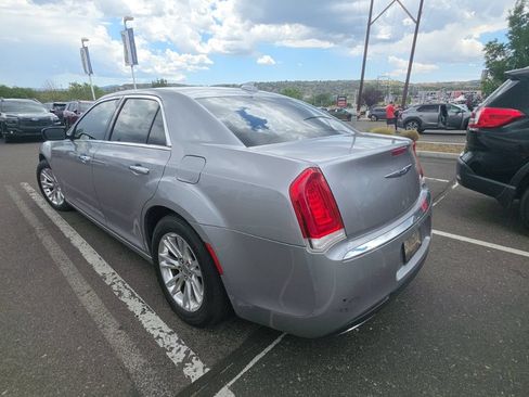 Used 2016 Chrysler 300 C RWD image 2