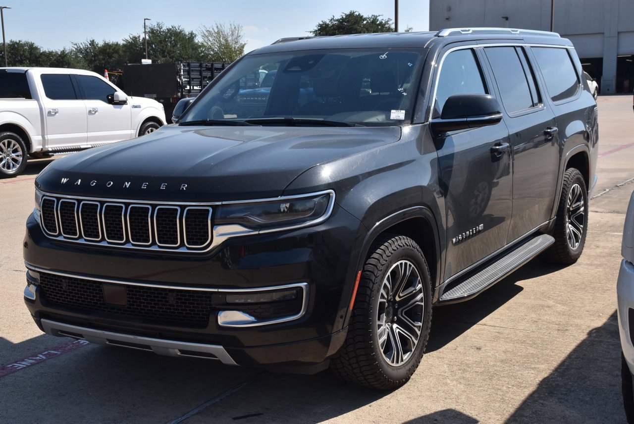 Used 2024 Jeep Wagoneer L Series II RWD image 2