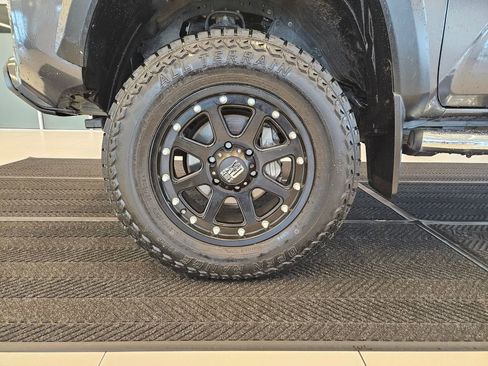 Used 2017 Toyota Tacoma TRD Off-Road w/ Tow Package (A/T) AWD/4WD image 10