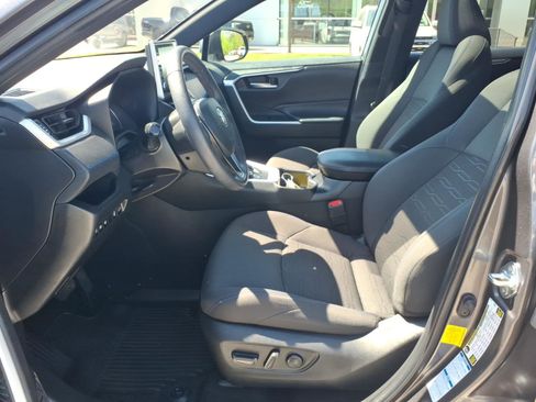 Used 2022 Toyota RAV4 SE w/ Convenience Package image 11