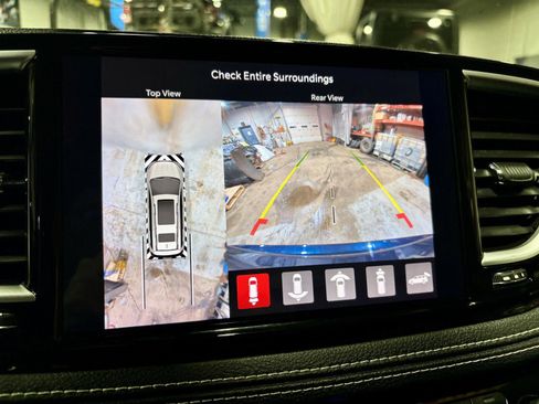 Used 2022 Chrysler Pacifica Limited image 5