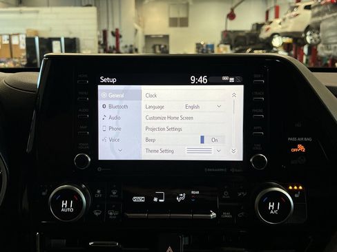 Used 2020 Toyota Highlander XLE image 24