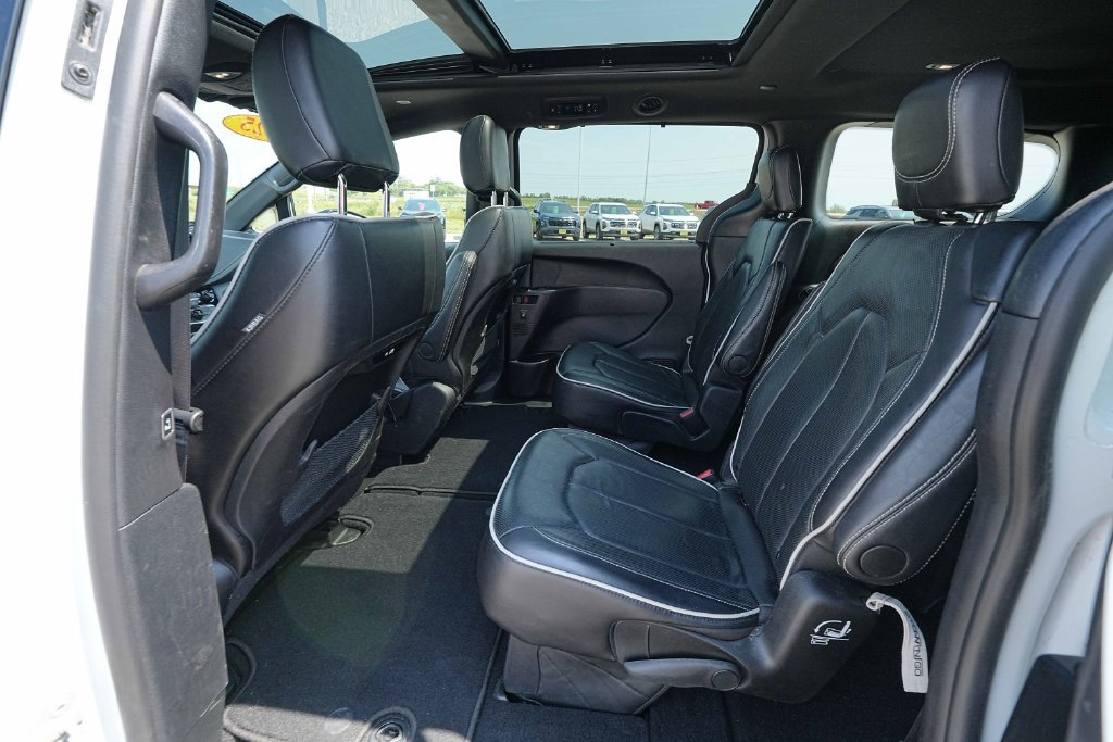 Used 2025 Chrysler Pacifica Limited FWD image 19