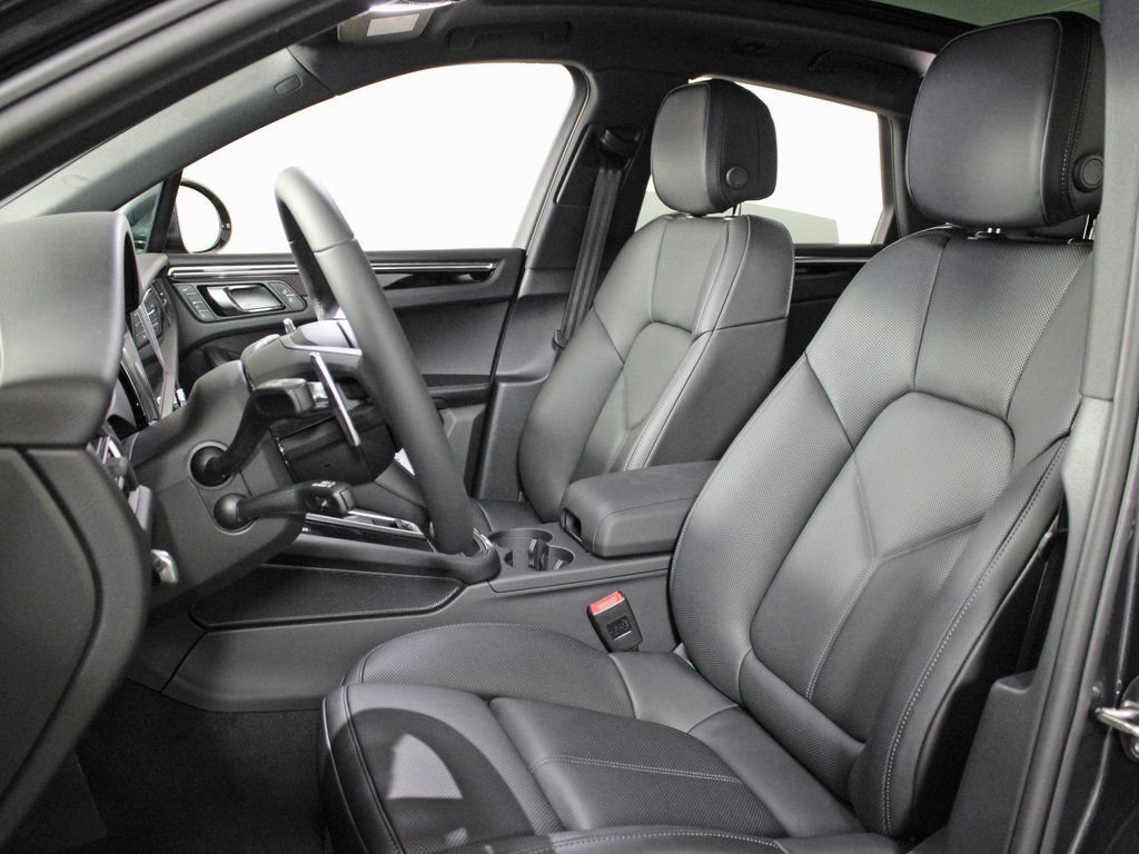 Certified 2026 Porsche Macan AWD/4WD image 5
