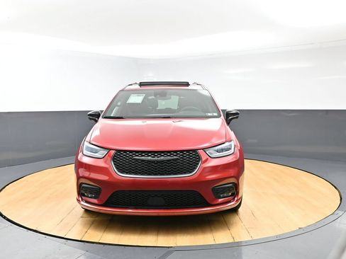 Used 2025 Chrysler Pacifica Limited FWD image 3