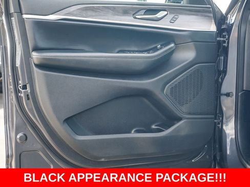 Used 2023 Jeep Grand Cherokee Limited w/ Black Appearance Package image 19