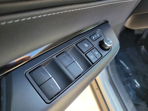 Used 2021 Toyota Venza LE image 24