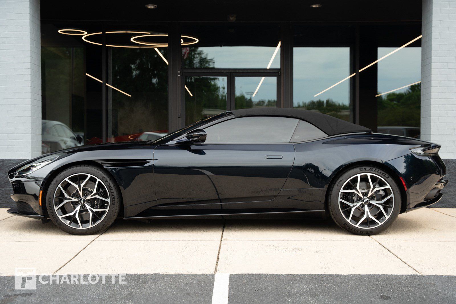Used 2019 Aston Martin DB11 Volante RWD image 1