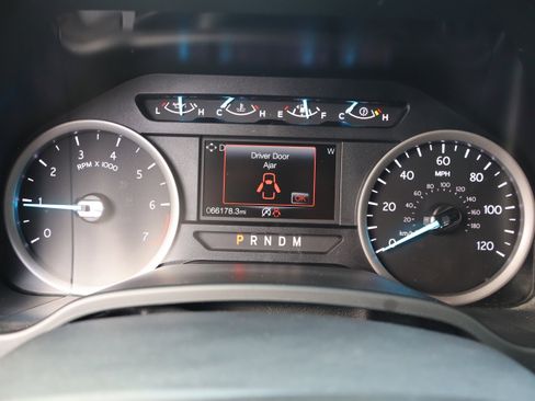 Used 2018 Ford Expedition XLT image 25