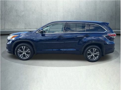 Used 2016 Toyota Highlander XLE image 2