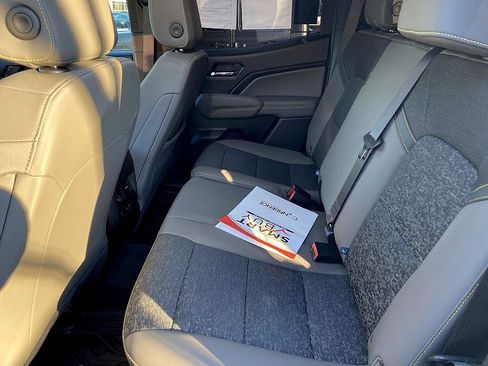 Used 2024 Chevrolet Colorado ZR2 w/ Technology Package image 12