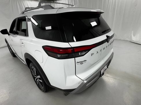 Certified 2025 Nissan Pathfinder Platinum AWD/4WD image 5