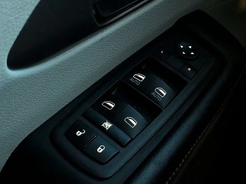 Used 2022 Chrysler Voyager LX FWD image 23