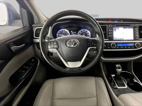 Used 2017 Toyota Highlander XLE AWD/4WD image 6