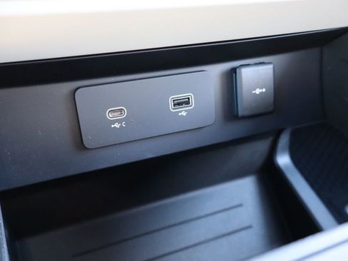 Used 2023 Land Rover Defender 90 X-Dynamic SE image 26