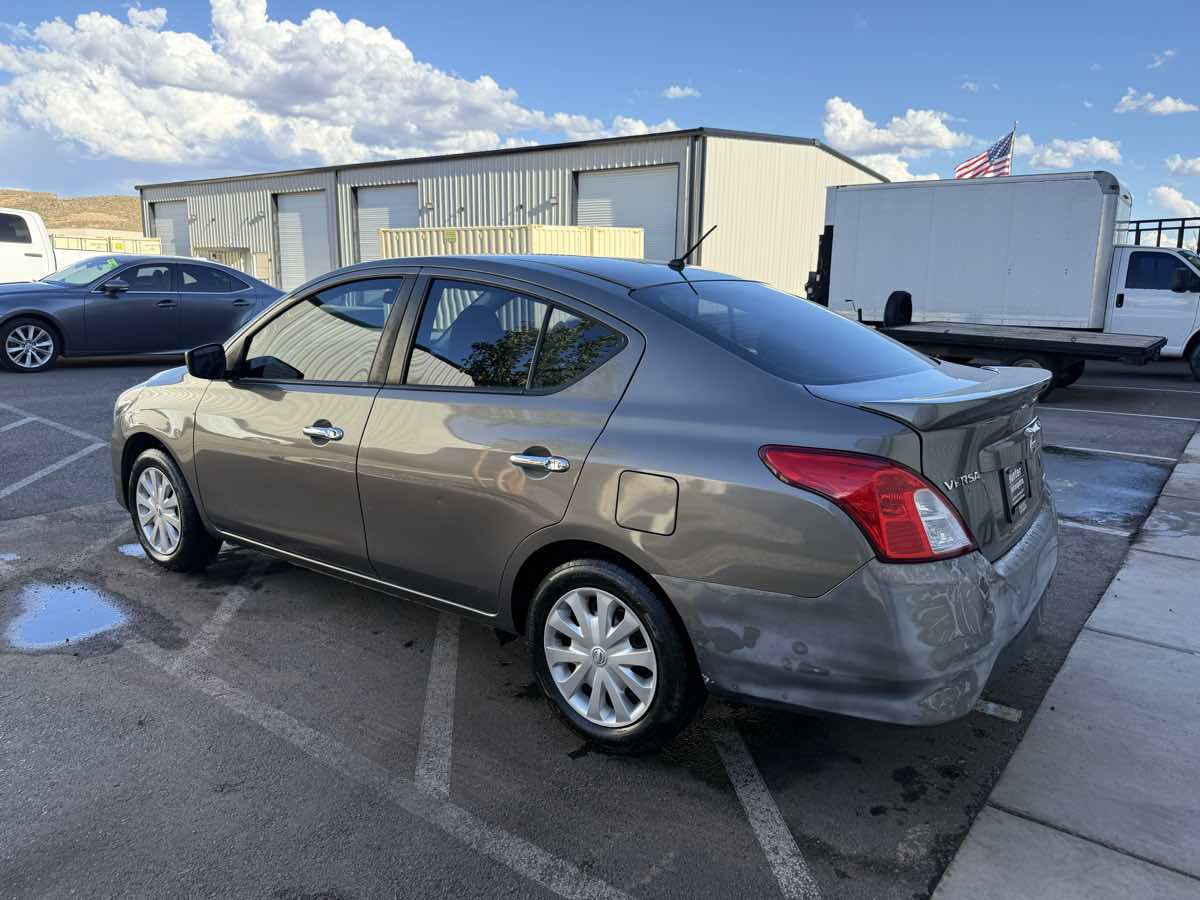 Used 2016 Nissan Versa SV FWD image 5