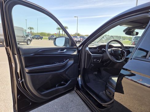 Used 2023 Jeep Grand Cherokee L Laredo image 12