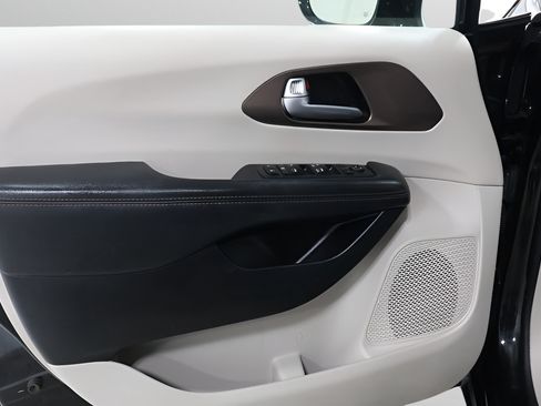 Used 2018 Chrysler Pacifica Touring-L FWD image 25