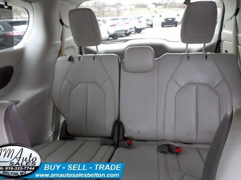 Used 2018 Chrysler Pacifica Touring-L w/ Advanced Safetytec Group image 18