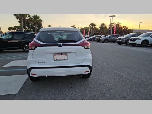 Used 2022 Nissan Kicks S image 32
