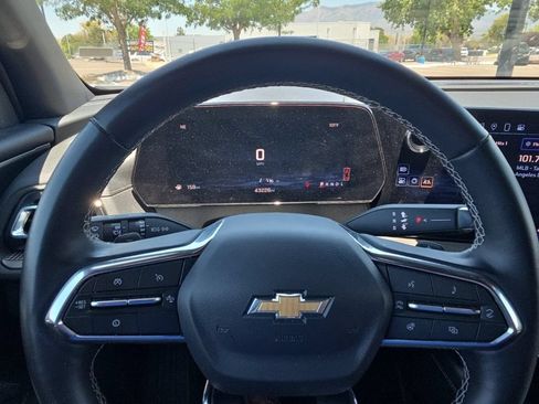 Used 2025 Chevrolet Traverse LT FWD image 16